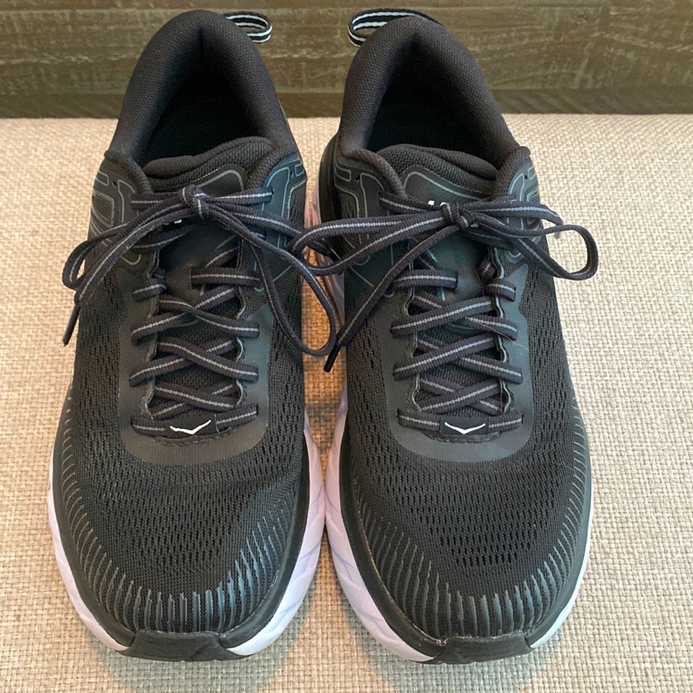 Hoka One One Bondi 7 women’s sneakers, size 8.